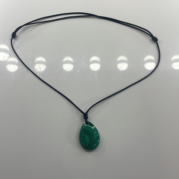 Green Malachite Pendant with adjustable black strap, wear long or as choker - Picture 4 of 6